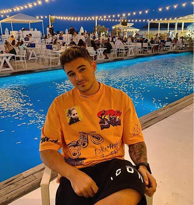Mario Fresh la o terasă cu piscină