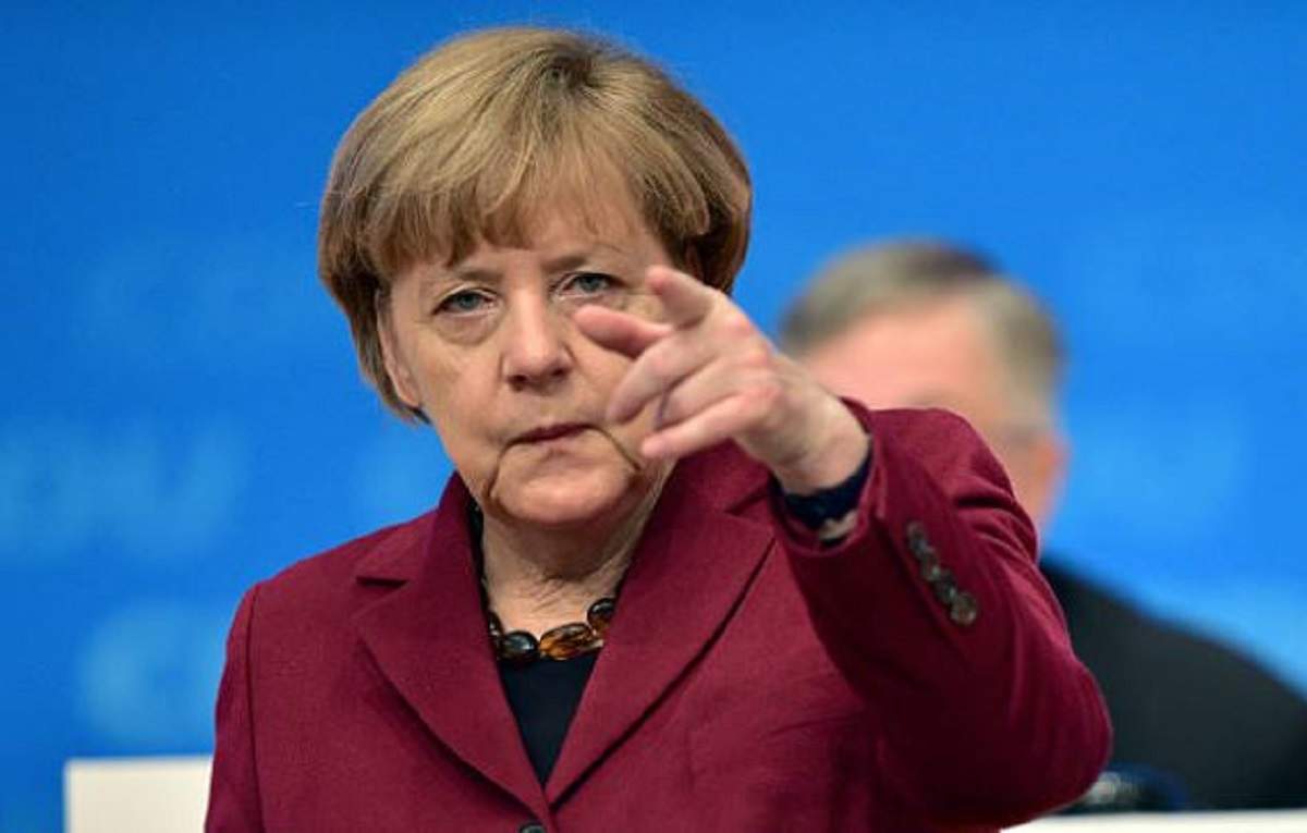 Angela Merkel arată cu degetul supărată