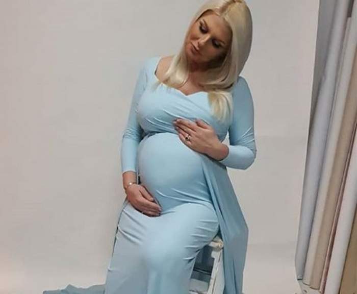 Adina de la Heaven s-a fotografiat în timp ce era însărcinată. Vedeta poartă o roechie bleu și își ține mâinile pe burtică.