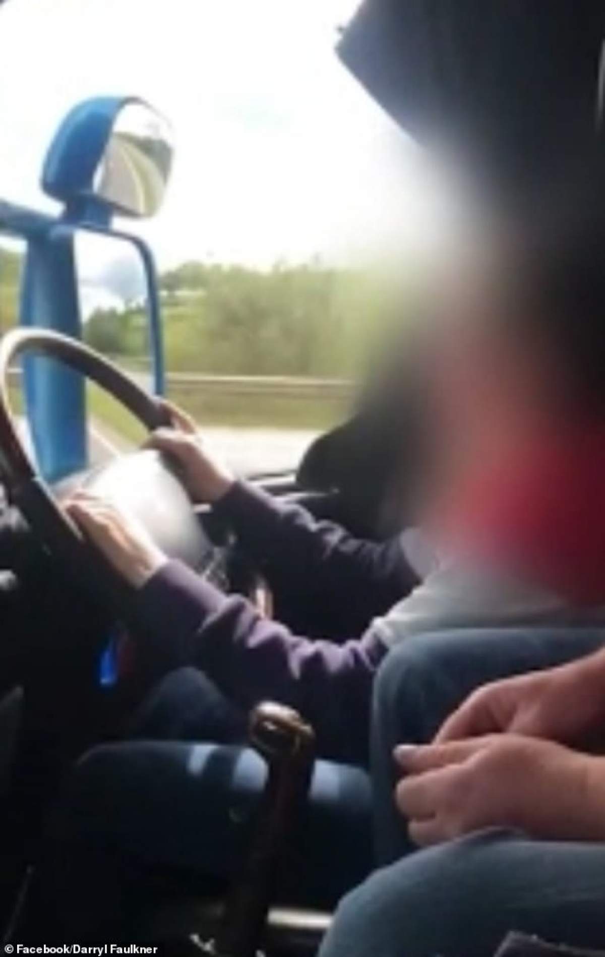 Filmată în timp ce conducea un camion pe autostradă. Copila avea doar 12 ani