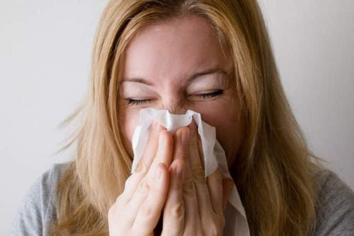 Simptome specifice pentru răceala, gripă și COVID-19. Cum le deosebim