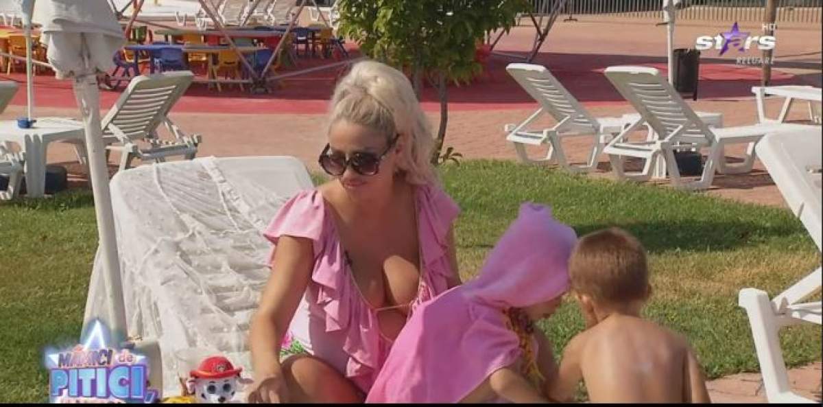 Sânziana Buruiană se află la piscină cu fetița sa
