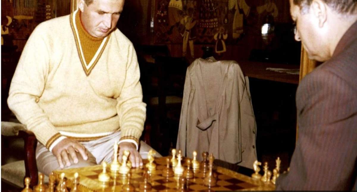 Nicolaae Ceaușescu jucând șah