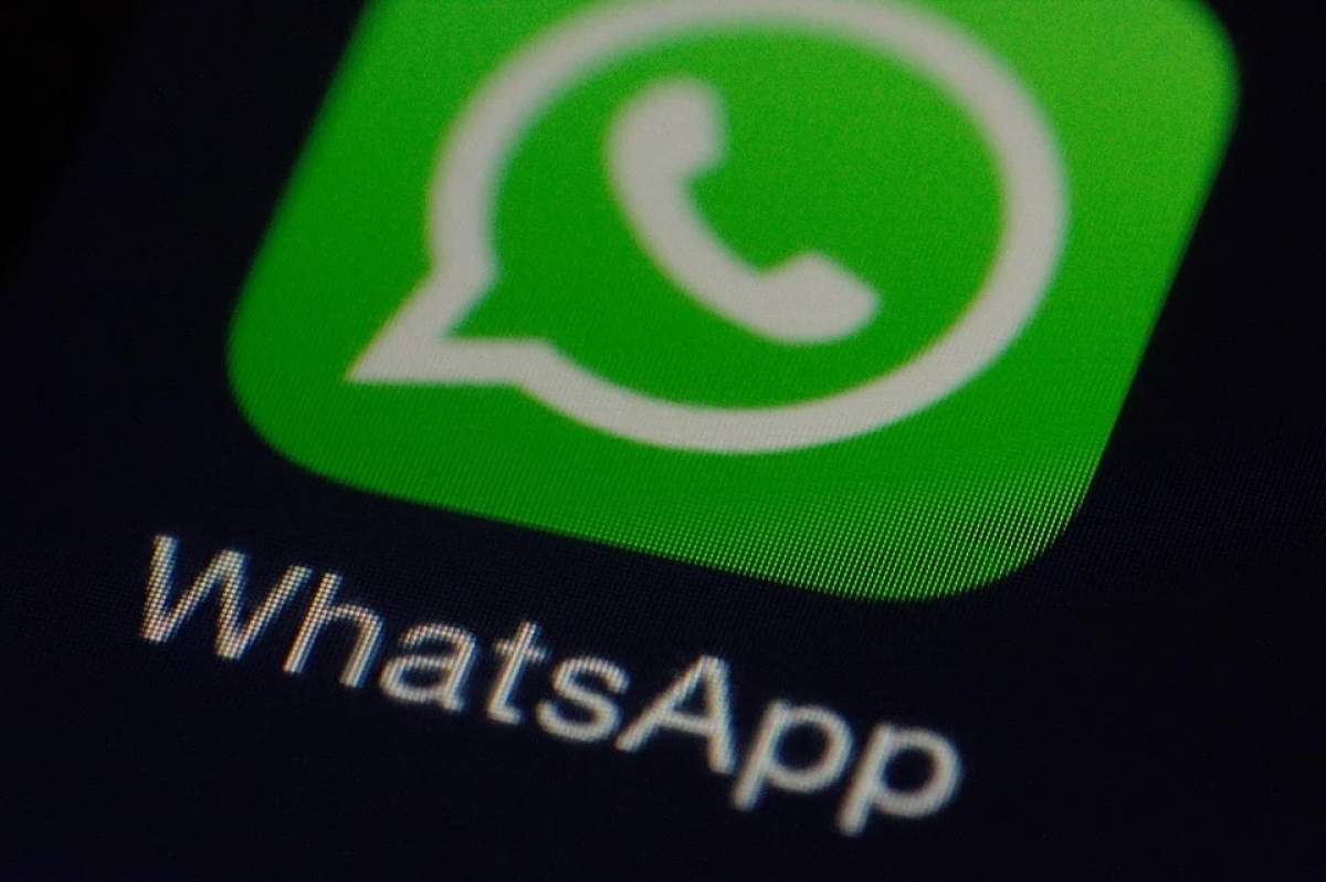 Icoana aplicației WhatsApp, pe ecranul unui telefon