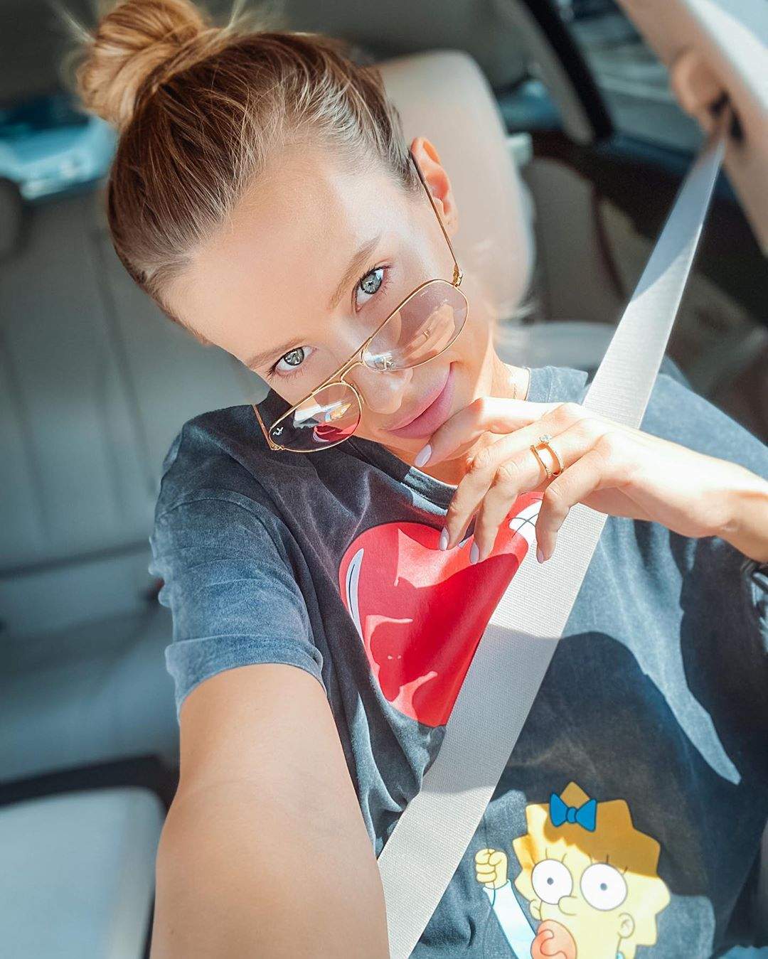 Gabriela Prisacariu s-a fotografiat în mașină, purtând o pereche de ochelari de soare