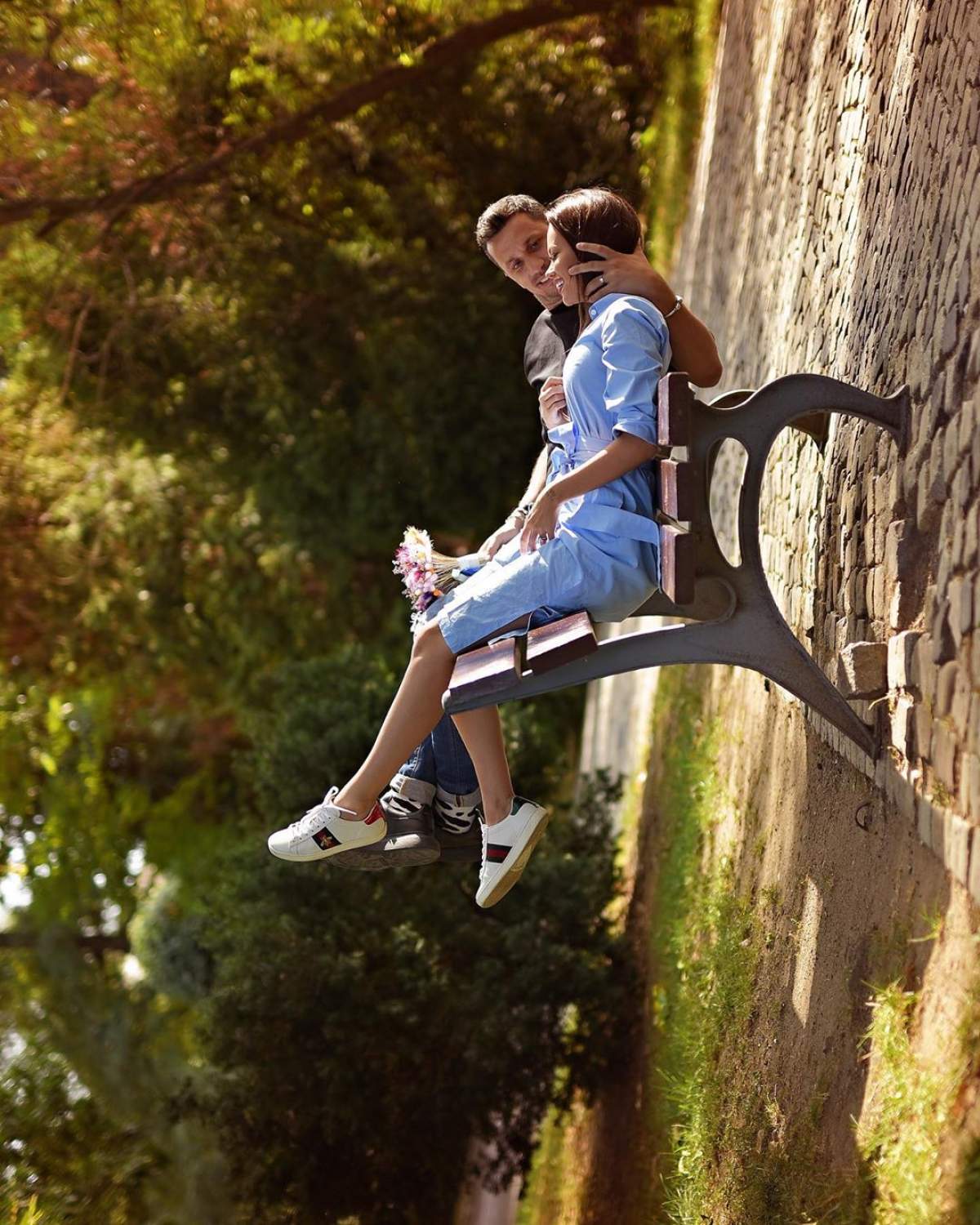 Denisa Hodișan și Flick s-au fotografiat pe o bancă, în parc, ținându-se de mână