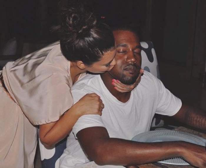 Kim Kardashian îl tine in brate pe Kanye West si il saruta pe obraz
