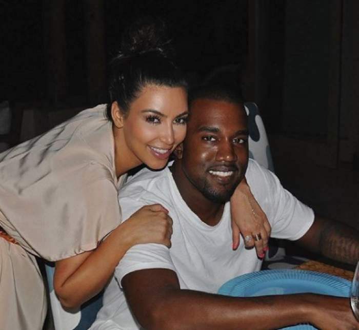 Kim Kardashian il tine in brate pe Kanye West si zambesc amandoi la poza