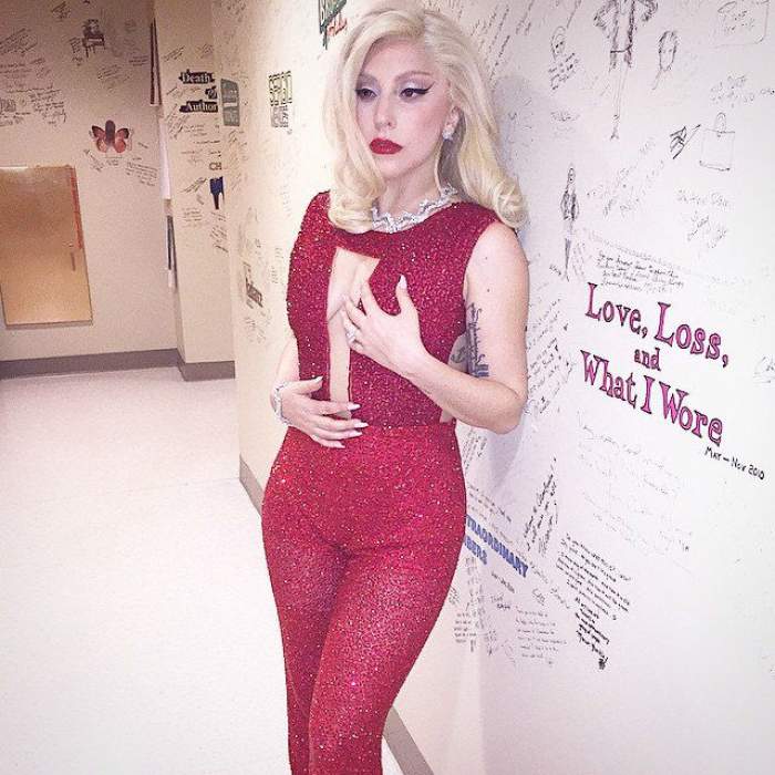 Lady Gaga îmbrăcată în salopetă roșie