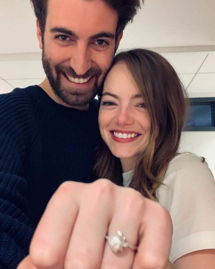Emma Stone si Dave McCary au anuntat ca s-au logodit, amandoi zambesc fericiti si Ema arata inelul de pe deget