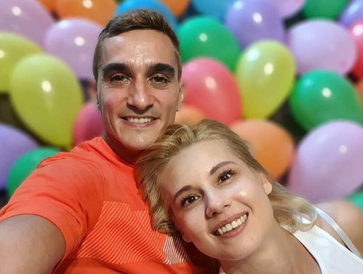 Marian Drăgulescu și iubita lui, Simona, într-un selfie. Sportivul e îmbrăcat într-un tricou oraj, iar ea într-un maiou alb.