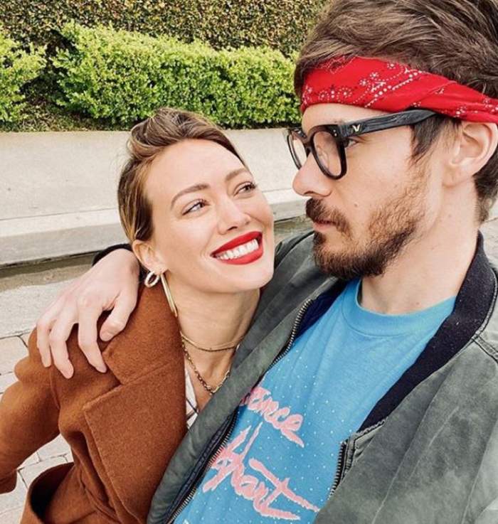 Hilary Duff este tinuta in brate de Matthew Koma, in timp ce zambeste si se uita