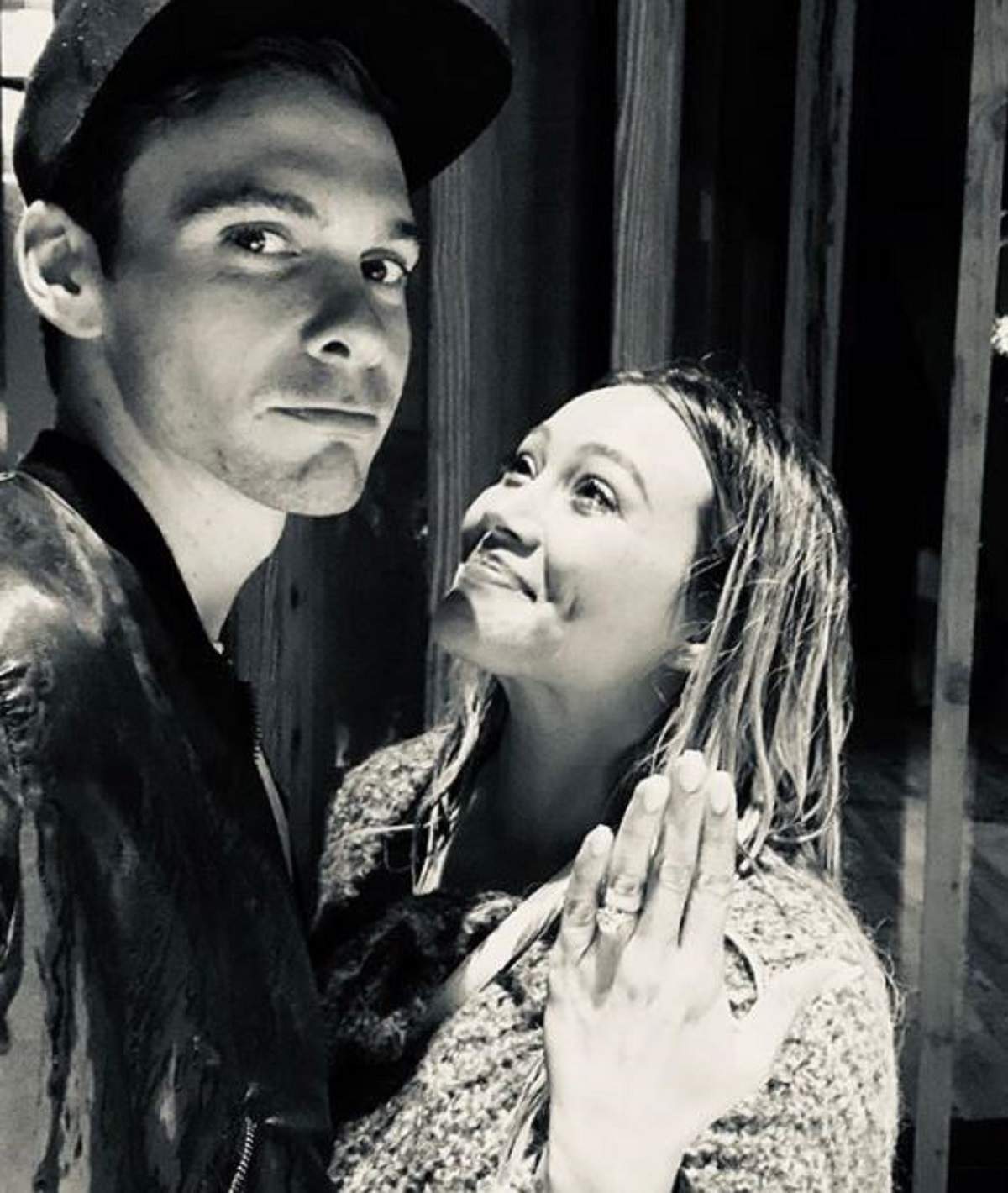 Hilary Duff isi arata inelul de logodna si se uita la Matthew Koma, intr-o poza alb negru