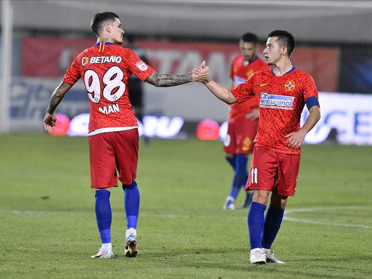 Dennis Man îl salută pe Olimpiu Vasile Morutan la meciul dintre FCSB și FC Argeș, 20 septembrie 2020