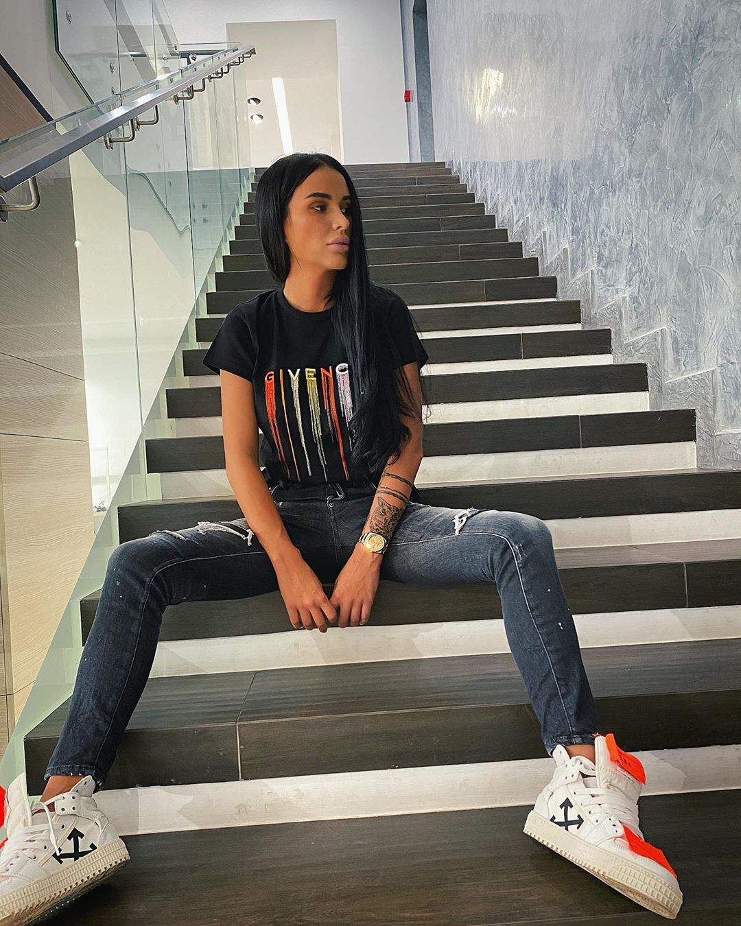 Daniela Crudu s-a fotografiat pe scări, îmbrăcată în blugi și tricou negru