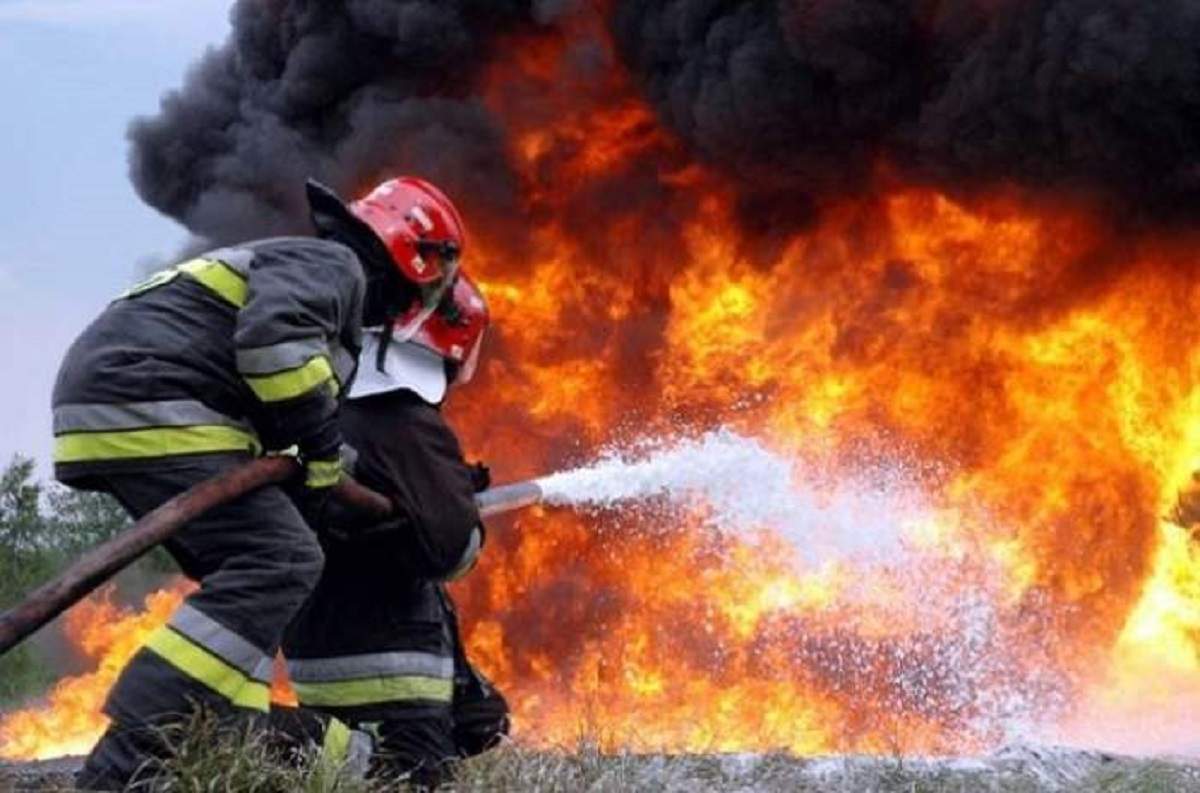 Un pompier stinge un incendiu