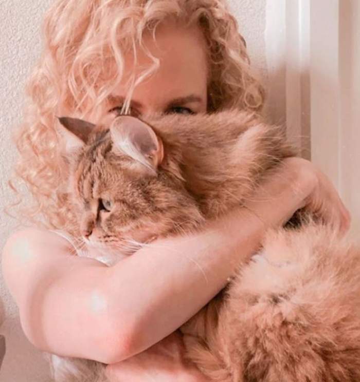 Nicole Kidman o imbratiseaza strans pe pisica Ginger