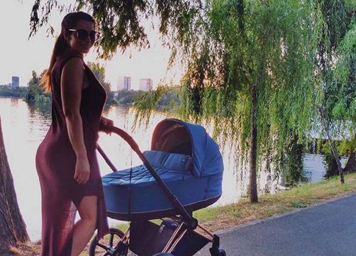 Lili Sandu și-a scos fiul la plimbare în parc. Artista poartă o rochie mov, iar căruciorul este albastru