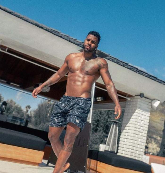 Jason Derulo este in costum de baie, la piscina