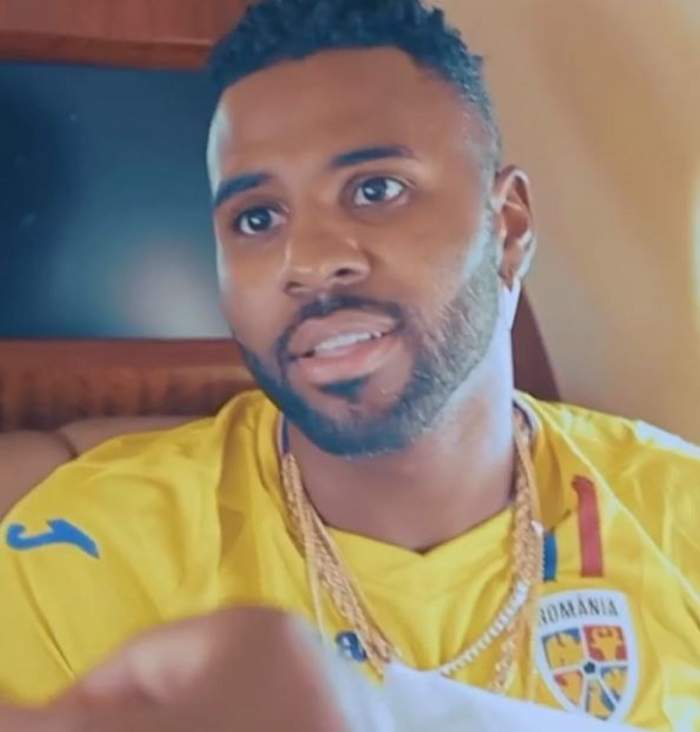 Jason Derulo este in avionul sau privat, imbracat cu un tricou cu tricolorul