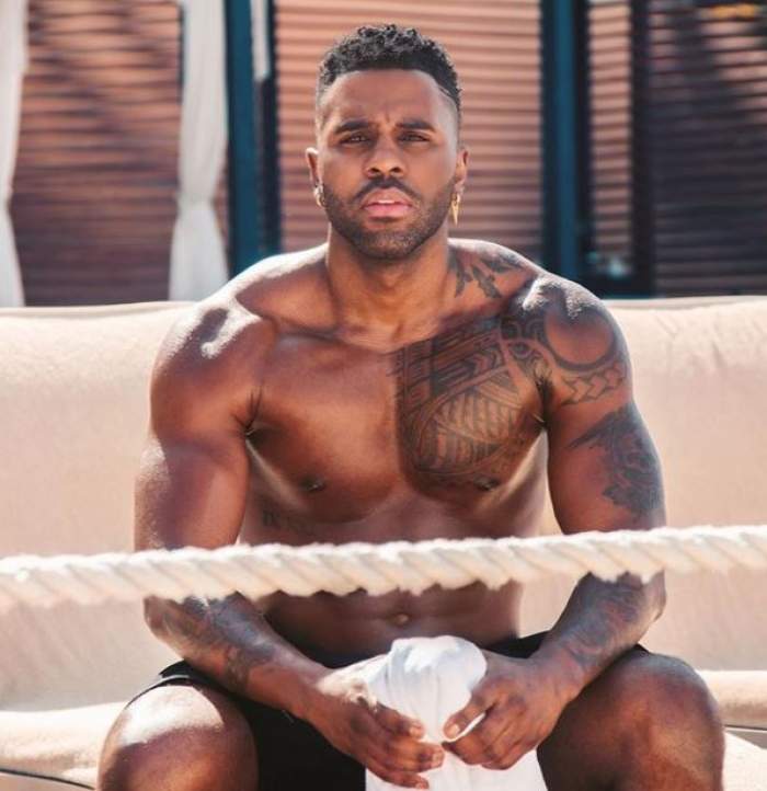 Jason Derulo este in costum de baie, la piscina