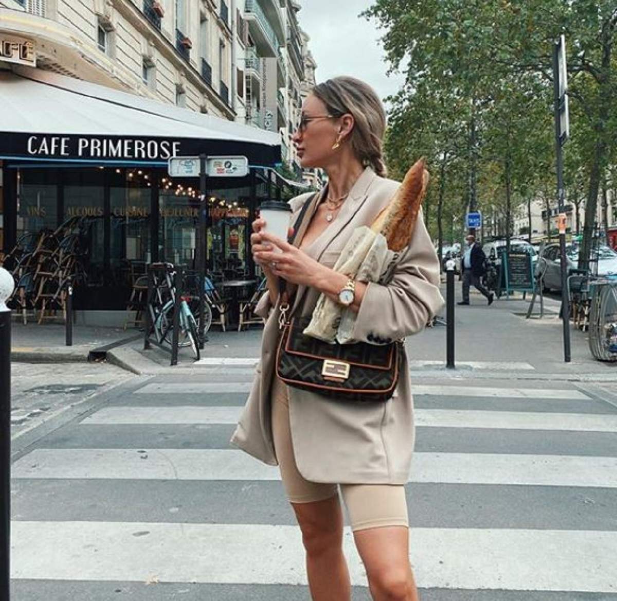 Ioana Chisiu a facut cumparaturi in paris, este pe strada, poarta un sacou si pantaloni scurti bej