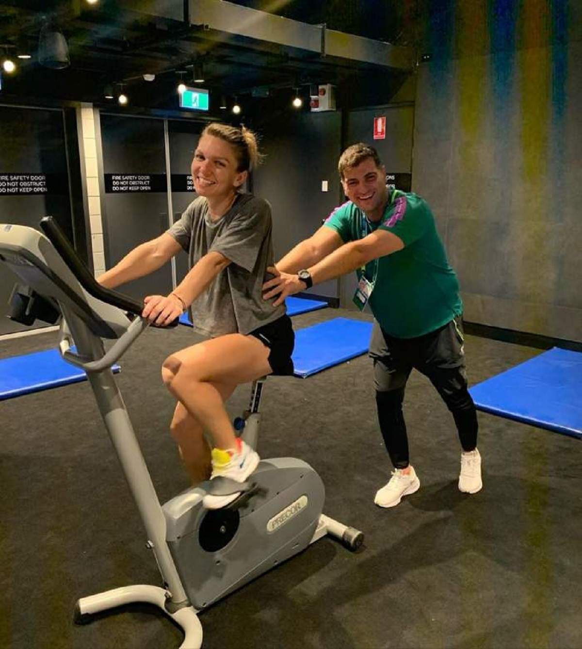 Simona Halep este la sala cu iubitul ei Toni Iuruc, lucreaza pe bicicleta