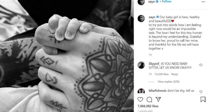 Fotografia postata de Gigi Hadid, alb negru, cu mana iubitului ei si a fetitei lor