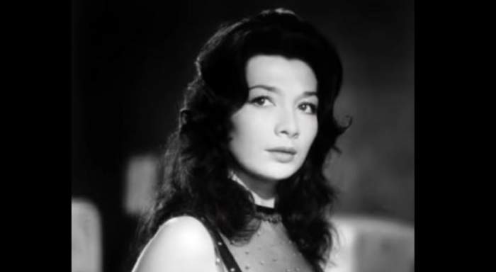 Juliette Greco poartă o bluză transparentă, neagră. Cântăreața a murit.