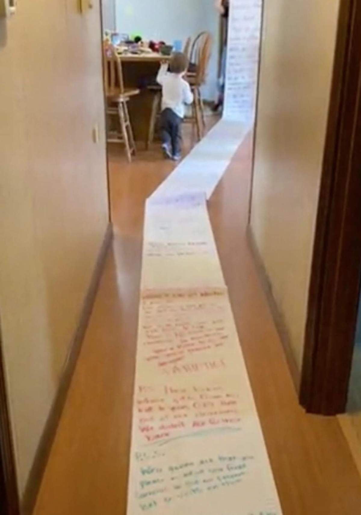 O mamă a primit o scrisoare de 15 metri de la vecina sa. Ce a avut să îi reproșeze