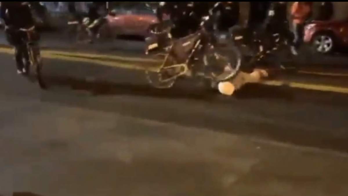 Imagini incredibile! Un polițist trece intenționat cu bicicleta peste capul unui protestatar / VIDEO