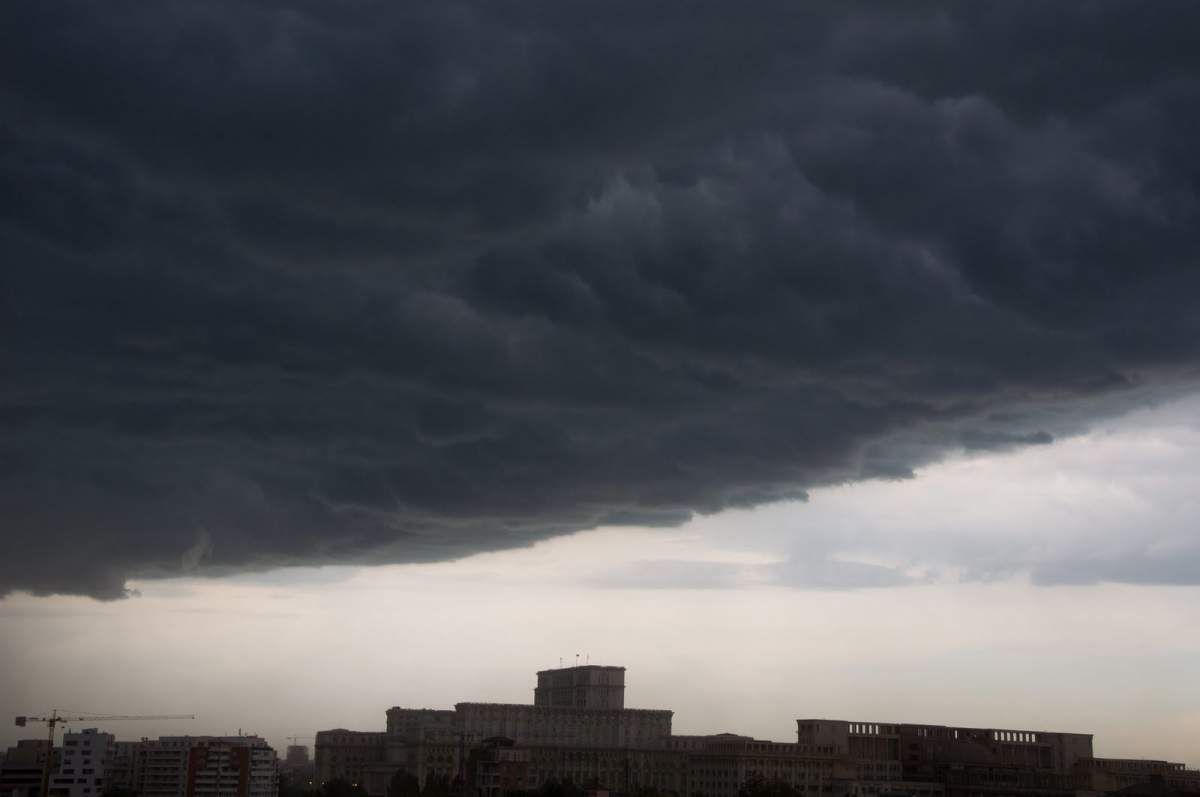 Nori negri deasupra blocurilor din București