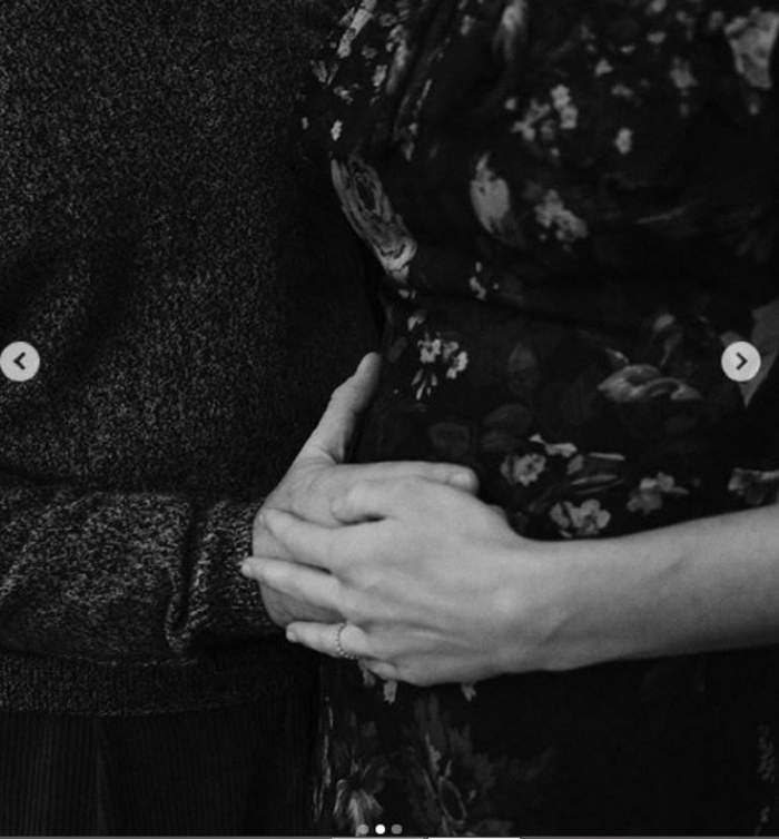 Fotografie postata de Mandy Moore, cu sotul care ii tine mana pe burtica de gravida