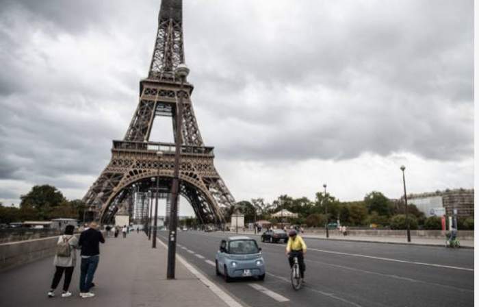 Imagine ilustrativa cu Turnul Eiffel din Paris pe timp de zi