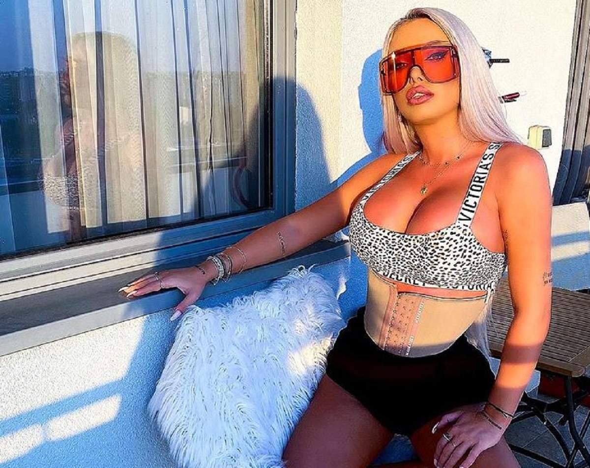 Loredana Chivu poartă un top scurt cu animal print și pantaloni scurți negri