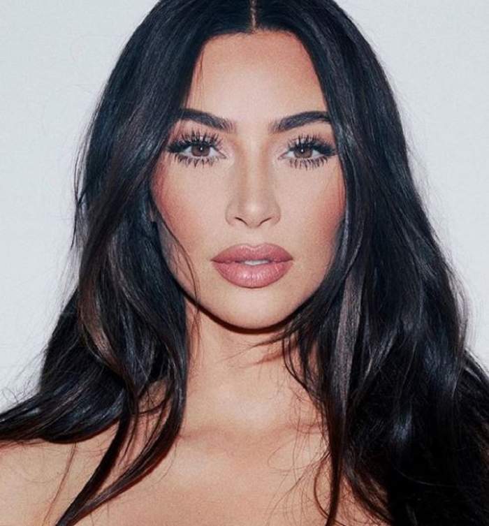 Kim Kardashian are parul desprins, un machiaj natural si se uita serioasa la camera