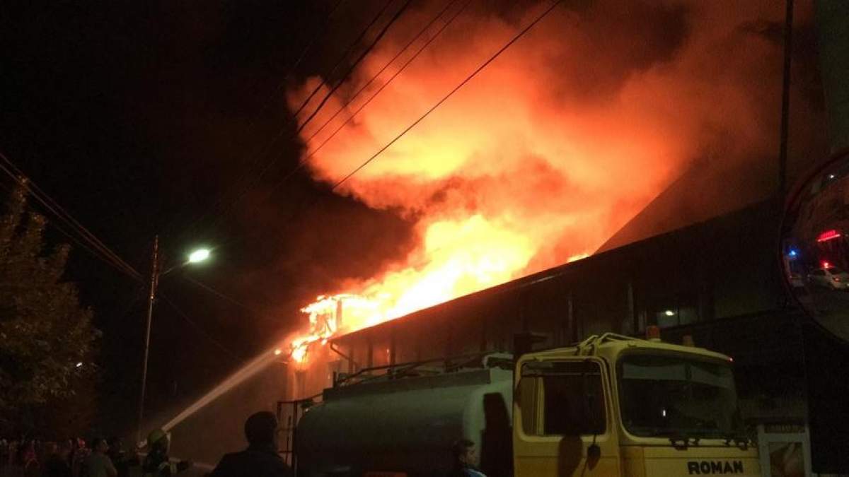 Incendiu violent în județul Mureș. Un centru de panificație a ars ca o torță, iar flăcările s-au extins către un restaurant / VIDEO