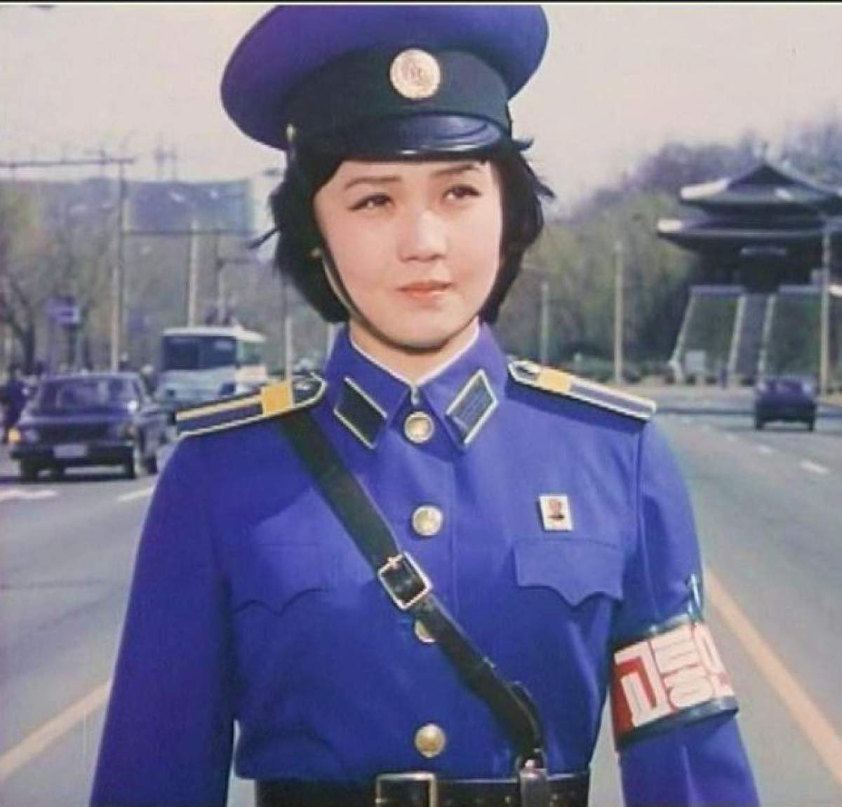 Polițistelor din Coreea de Nord  le este interzis să se căsătorească. Ele ies la pensie la 26 de ani