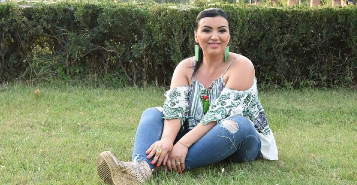 Adriana Bahmuțeanu zâmbește pe iarbă, după alegerile pentru Sectorul 1