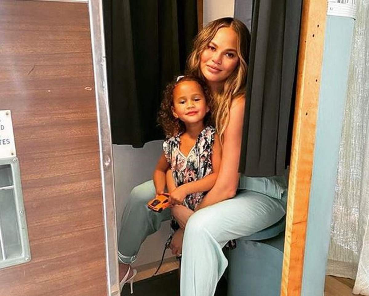 Chrissy Teigen și fiica ei. Vedeta o ține în brațe.