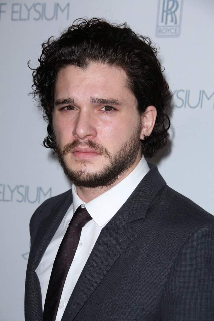 Kit Harington in costum, pe covorul rosu