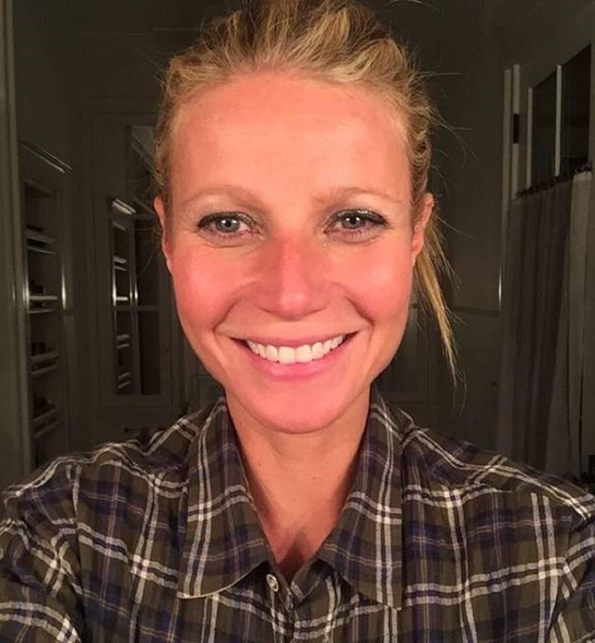 Gwyneth Patrlow este nemachiata si poarta o camasa in carouri