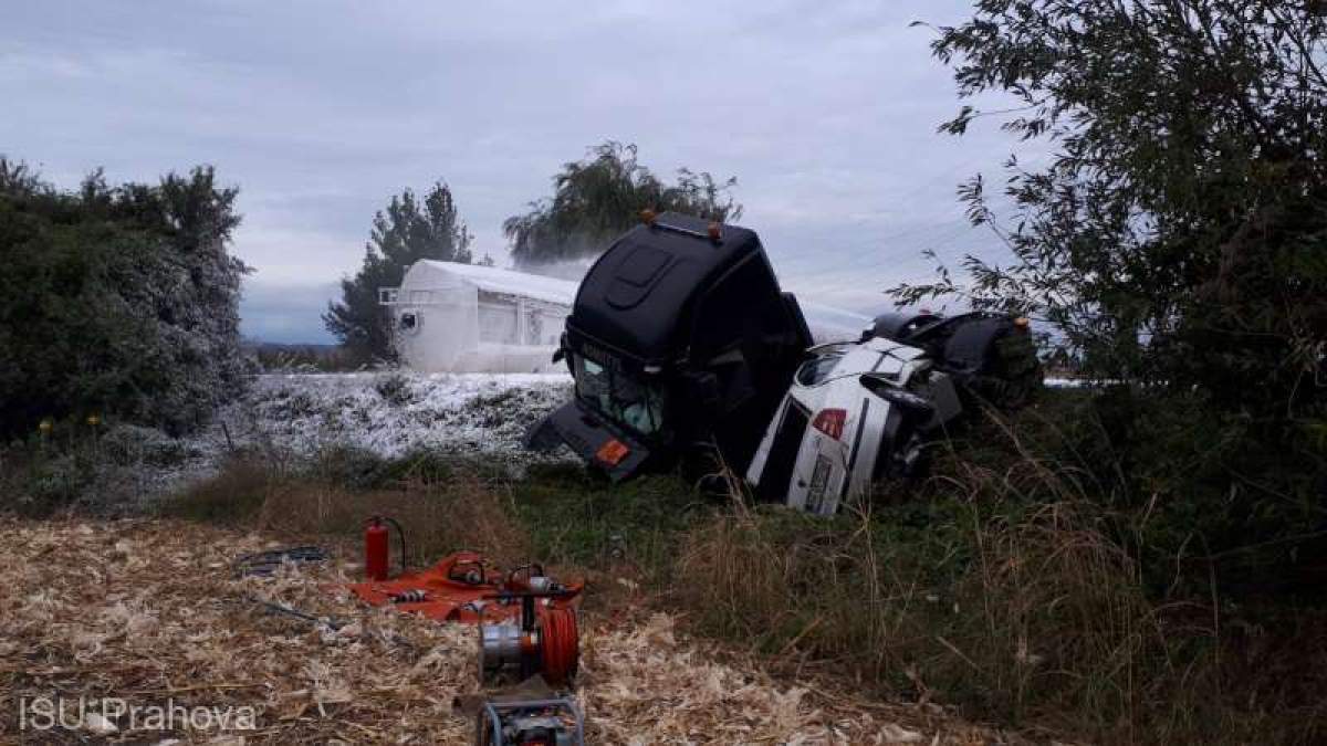 Pericol de exlozie lângă Ploiești! O cistrenă cu kerosen s-a răsturnat, după ce a fost izbită de un autoturism. Șoferul mașinii a murit