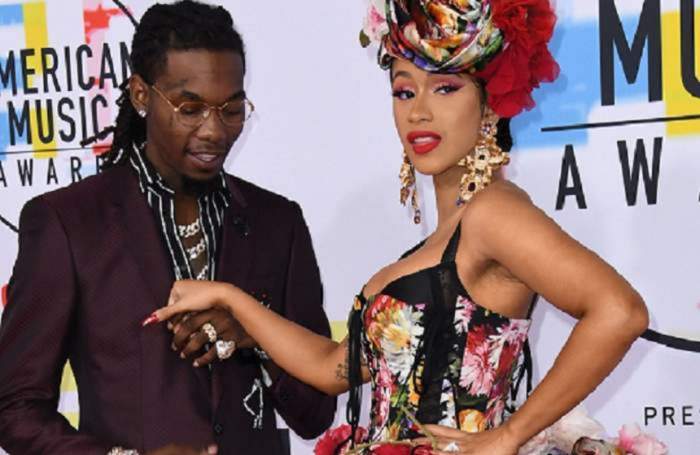 Cardi B si Offset sunt imbracati excentric, la un eveniment pe covorul rosu