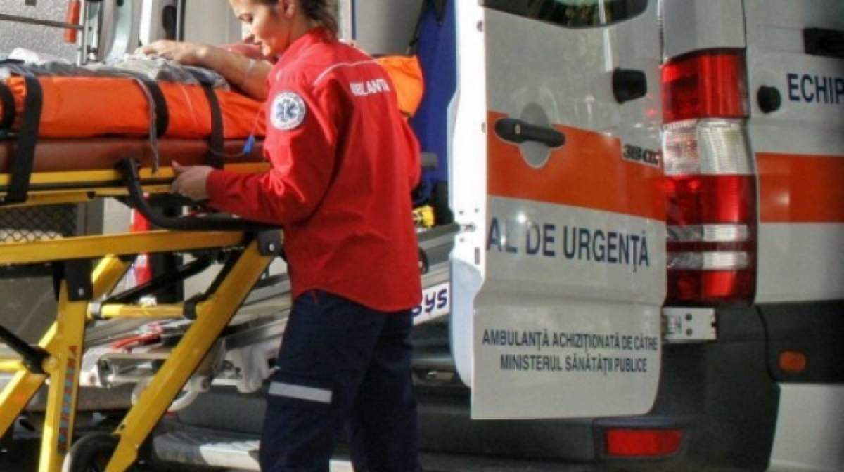 Paramedic pe ambulanță încarcă o targă în mașină