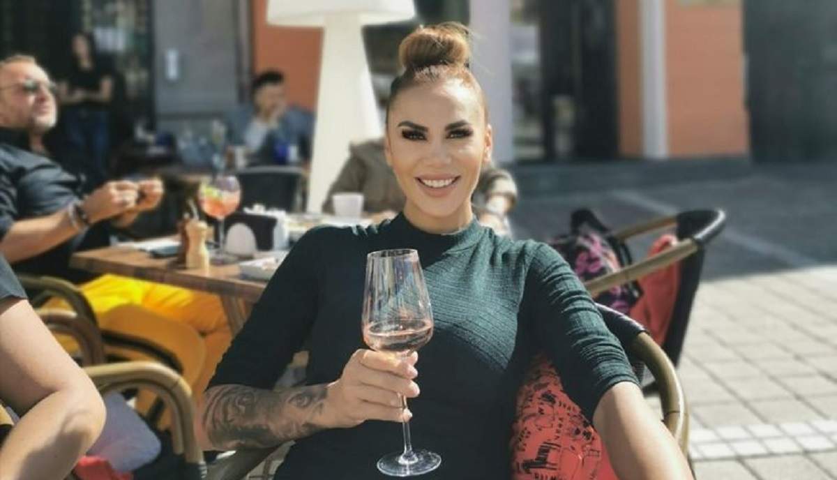 Bianca Roman cu un pahar de vin la o terasă din Brașov