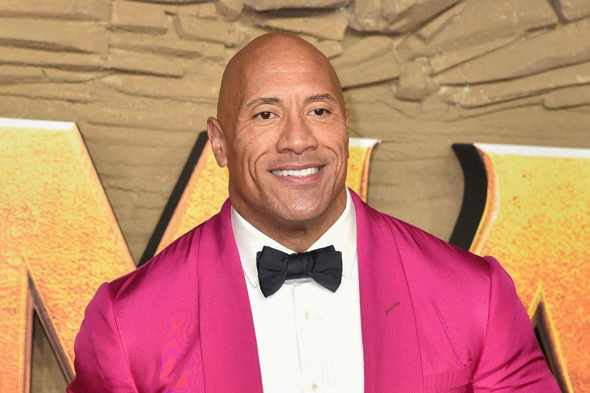 Dwayne Johnson, într-un costum roz, la premiera britanică a filmului „Jumanji: The Next Level”, Londra, 11 decembrie 2019