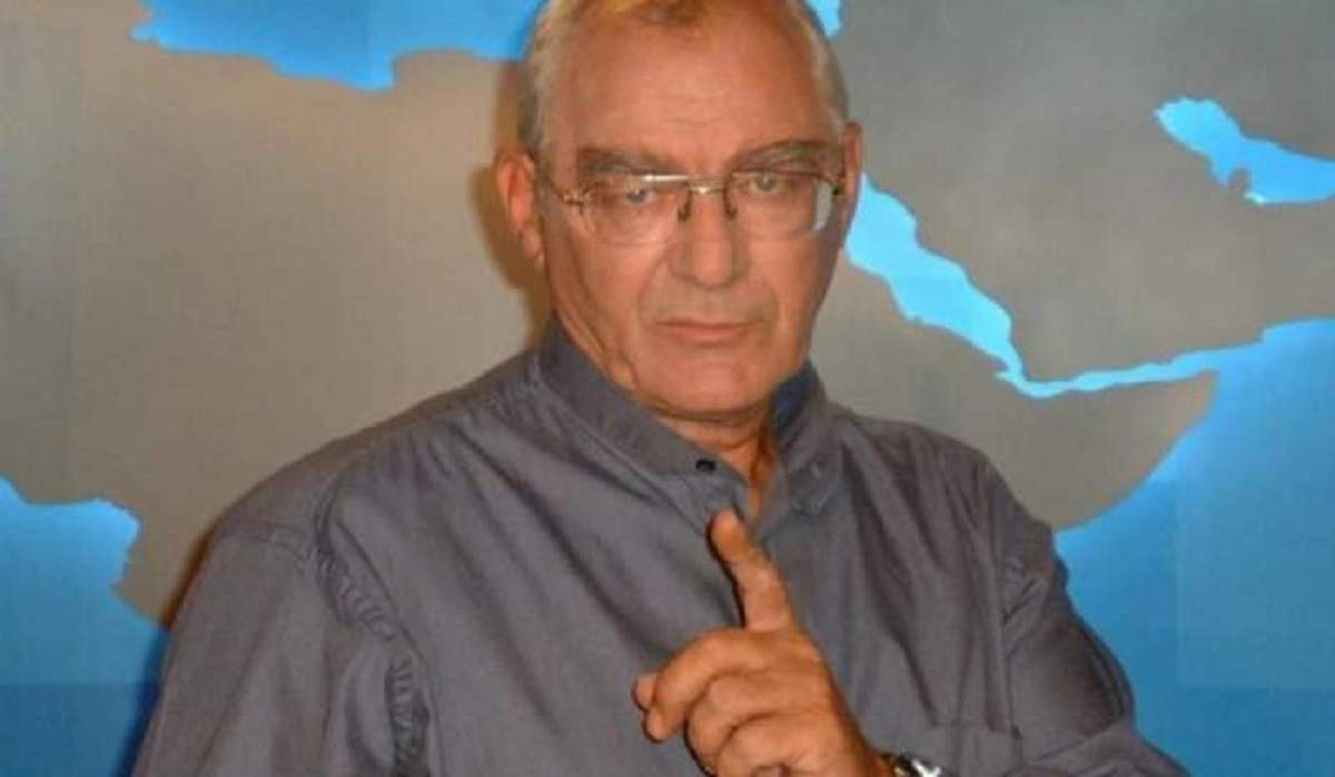Emanuel Isopescu într-o cămașă gri pe un fundal albastru, poză pentru Facebook
