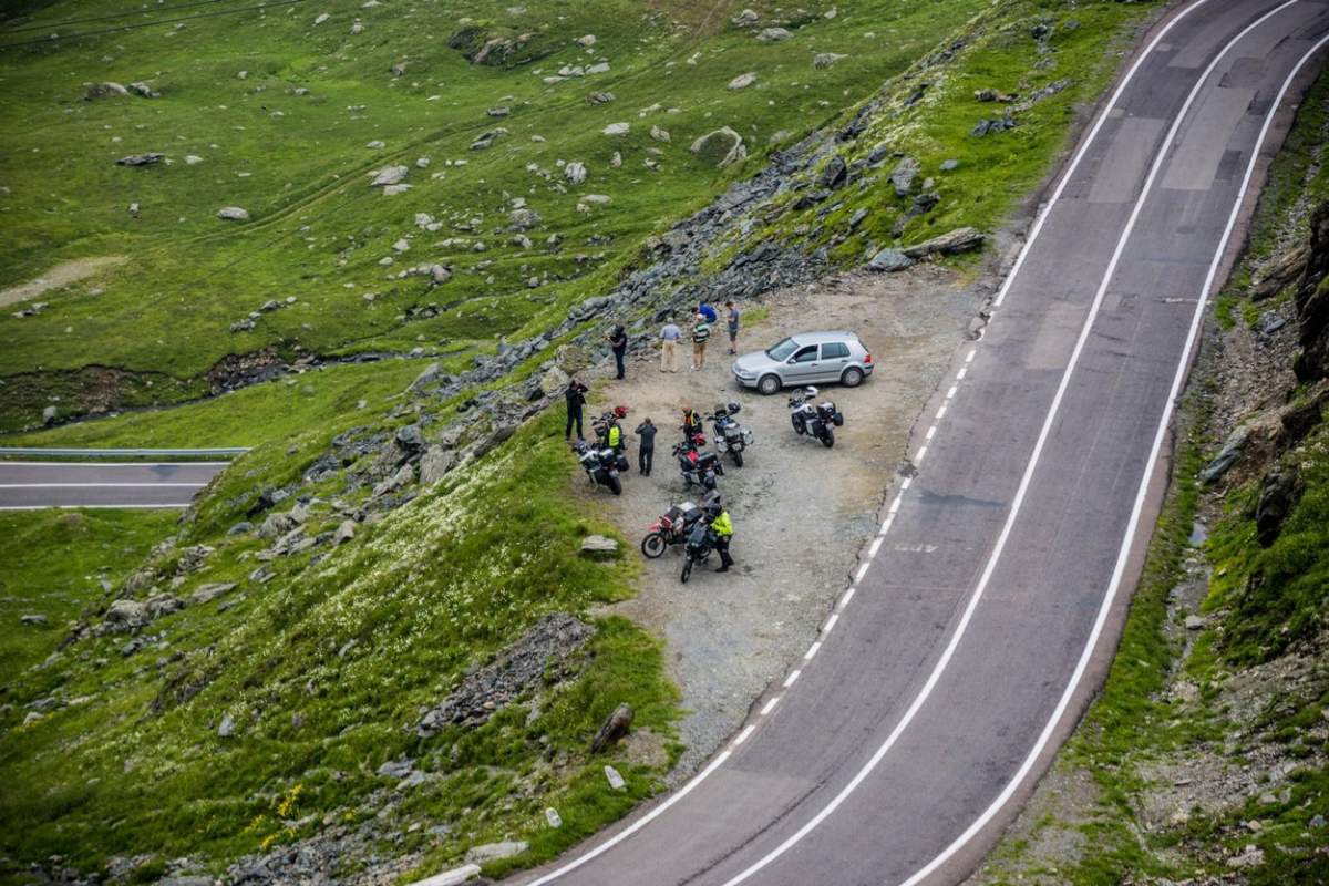 Turiști lângă drumul Transfăgărășan, fotografiați de la Bâlea Lac, 6 iulie 2016