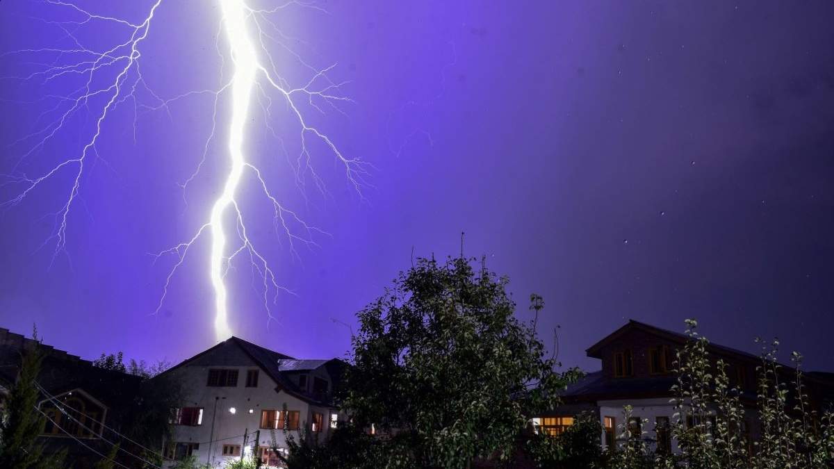 Un fulger luminos taie cerul Capitalei, deasupra unor vile